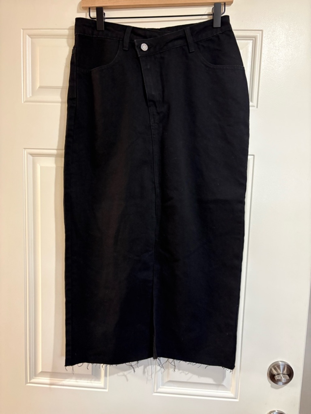 HG Denim maxi skirt 
Asymmetrical button raw hem